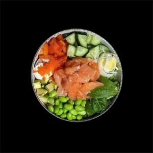 Рис с лососем, авокадо и бобами